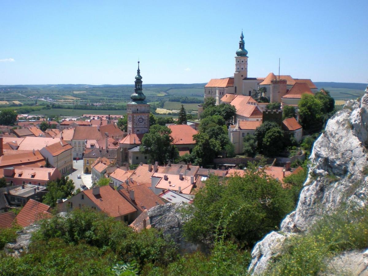 Apartmanek Patricie Room With Kitchenette Suitable For 2 Adults And 2 Children Mikulov Exterior photo